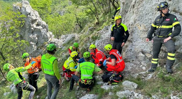 Blocco di roccia si stacca e colpisce un ragazzo di 17 anni, elitrasportato a Trieste per ferite a una gamba