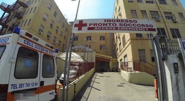 Napoli, auto sbanda e travolge clienti cornetteria: due feriti gravi, autista era ubriaco