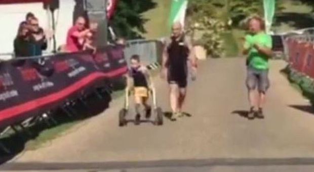 Bailey, 8 anni, colpito da paralisi cerebrale, completa la gara di triathlon