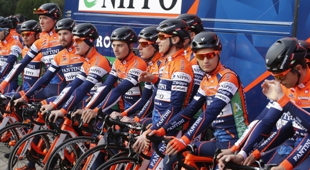 Giro d'Italia, il Governo agli organizzatori: «Non escludete i team italiani»