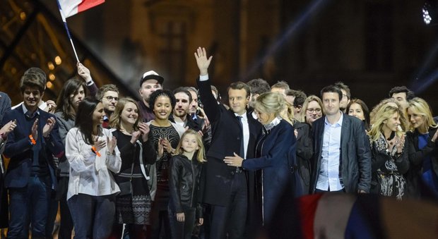 Macron, sul palco della vittoria al Louvre la moglie e i sette nipoti
