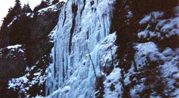 Sviene arrampicando sul ghiaccio Alpinista soccorso nel Bellunese