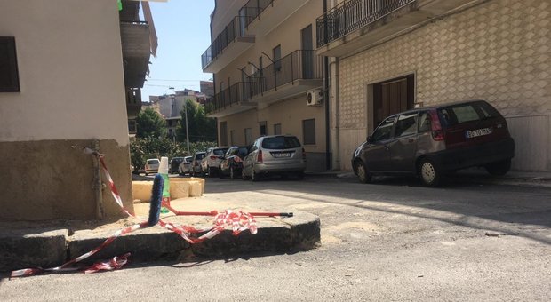 Catania, investe più volte i vicini seduti a un tavolo lungo la strada e fugge: una donna morta e sette feriti. Caccia all'uomo
