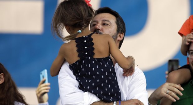 Salvini a Pontida chiude comizio con Greta, bimba di Bibbiano