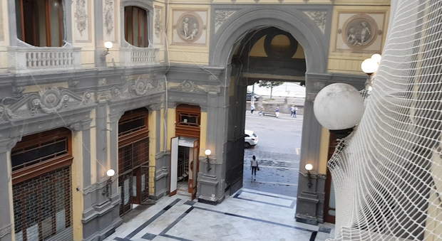 Napoli, l'agonia della Galleria Principe: intonaci staccati, bagni inagibili e infiltrazioni d’acqua