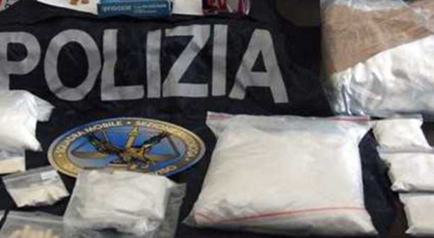 Cocaina nell'intercapedine del muro: pusher arrestato dalla polizia a Napoli