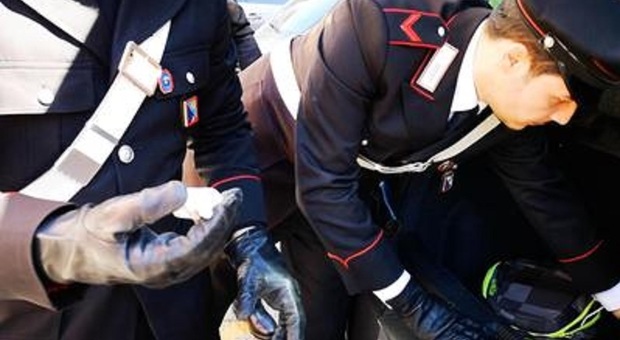Droga e denaro sono stati sequestrati dai carabinieri