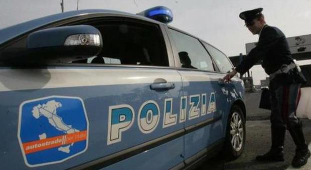 Lancio di sassi dal cavalcavia sull'autostrada Milano-Genova: colpite 20 auto, camionista ferito