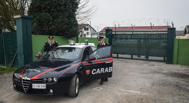 I carabinieri davanti all'hub di Bagnoli di Sopra