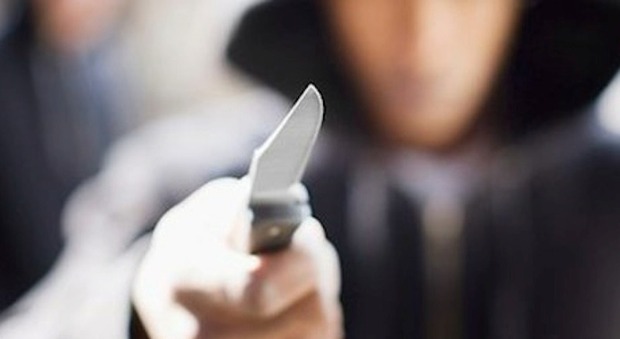 Verona, marocchino minaccia con il coltello la madre della fidanzata, i carabinieri usano il taser e lo arrestano