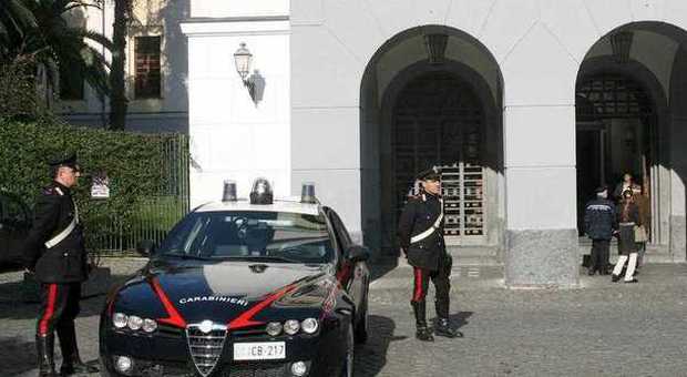 Litiga col marito e minaccia i carabinieri col coltello, arrestata