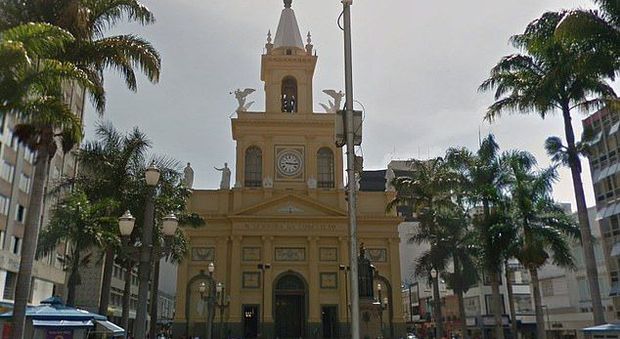 Brasile, sparatoria nella Cattedrale: uccide quattro persone e si suicida davanti all’altare