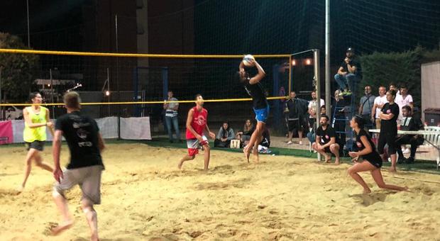 Uno scatto della prima semifinale di Beach Volley giocata da Forse Ce La Caviamo e Hendick's Team (Foto Passaro)