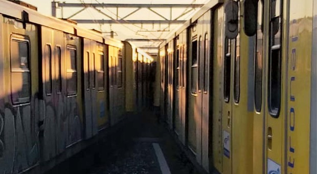Incidente nella metropolitana di Napoli, svolta nelle indagini: il pm acquisisce venti cellulari