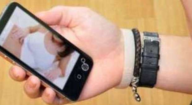 Diffondono foto della figlia nuda su Whatsapp, genitori picchiano il colpevole
