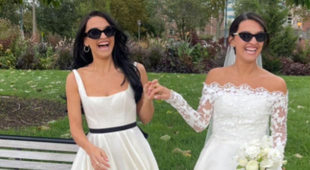 Usa il suo vestito da sposa per andare al matrimonio della gemella: «Non riuscivo a trovare un abito», ma la sorella la difende