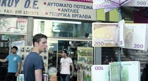 Grecia, polizia in strada in assetto antisommossa: mancano i farmaci, gli ospedali a rischio