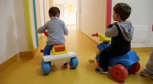 Parma, calci e pugni a bimbi di tre anni: maestra d'asilo finisce ai domiciliari