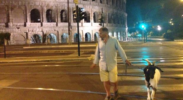 Roma bestiale, passeggia al Colosseo con una capra al guinzaglio: la foto è virale
