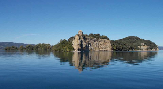 Il lago di Bolsena punteggiato dall'Isola Bisentina