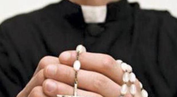 «Donate alla chiesa», così l'ex prete e l'amica si sono intascati 200mila euro