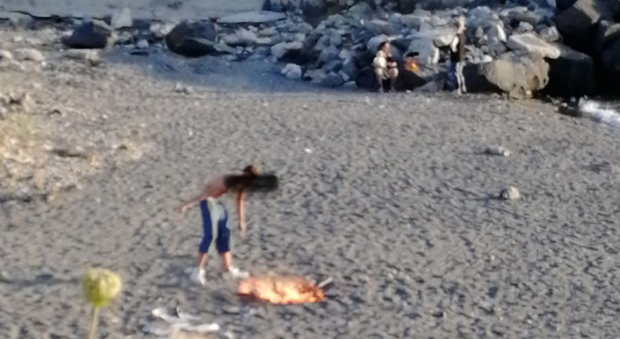 Falò in spiaggia a Portici, finiscono nei guai due minorenni