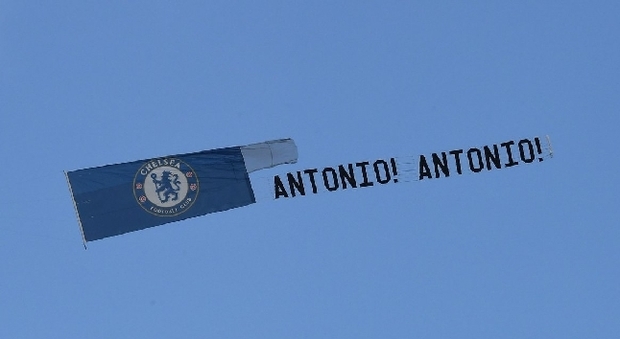 Il Chelsea liquida il Tottenham e vola in finale: striscione aereo per Conte. Domani Arsenal-Manchester City