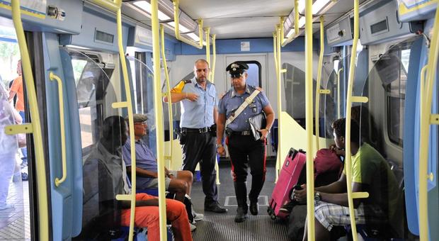 Roma, furto con destrezza sulla metro a Termini, arrestato pachistano