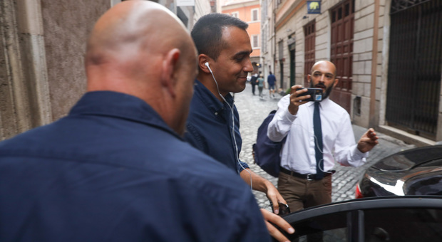 immagine Luigi Di Maio esce dal vertice del Movimento 5 Stelle (foto di Paolo Pirrocco/Ag.Toiati)