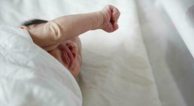 Coronavirus, donna incinta positiva partorisce una bambina: la neonata è negatica