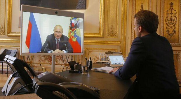 Ucraina, Macron e Erdogan chiamano Putin: «Cessate il fuoco in Ucraina necessario». Dopo Bennett, continuano le mediazioni di pace