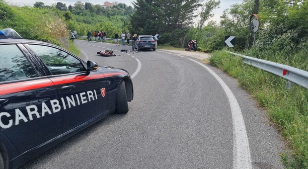 Ancona, frontale choc tra un'auto e una moto: centauro 29enne in codice rosso