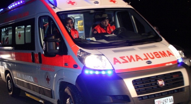 Napoli, sequestra l'ambulanza per evadere dai domiciliari: «Altrimenti vi sparo»