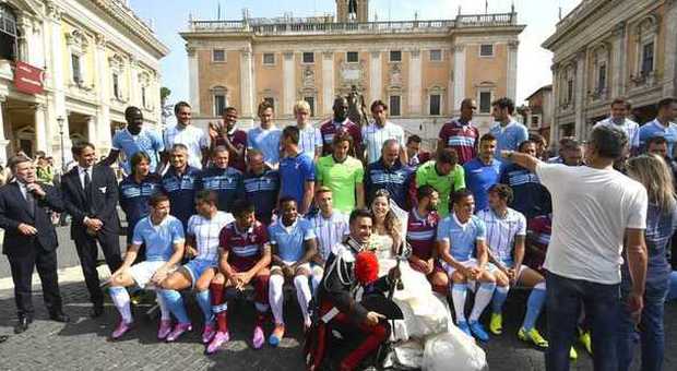 Lazio, tutti in posa davanti al Campidoglio per la foto ufficiale