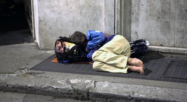 Napoli, donna senzatetto vittima da mesi di una baby gang: «Aiutatemi ogni notte vivo l'inferno»