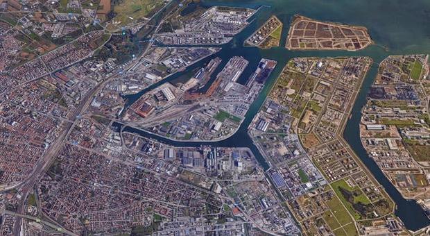 Venezia, incidente a Porto Marghera: acido fluoridrico fuoriesce dagli impianti Solvay Fluor Italia