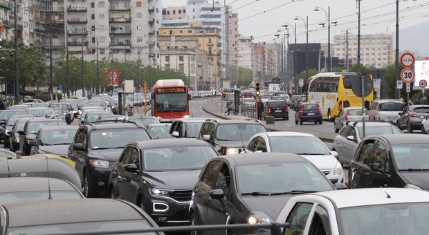 Stop auto a Napoli, arriva l'ordinanza che vieta la circolazione da lunedì a venerdì: ecco le categrie e le deroghe
