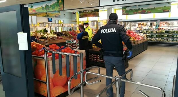 Roma, blitz nei supermarket: sequestrati 60 kg di carne e pesce senza certificazione