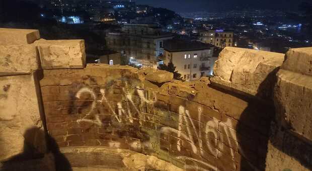 Napoli, il Belvedere di via Tasso devastato dai vandali: chiusa la gradinata