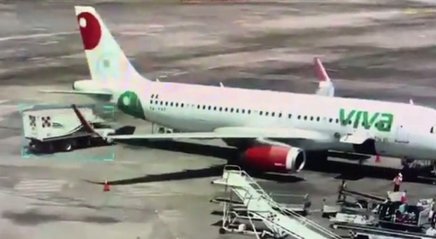 Camion del catering si schianta contro Airbus in aeroporto: cos'è successo all'autista