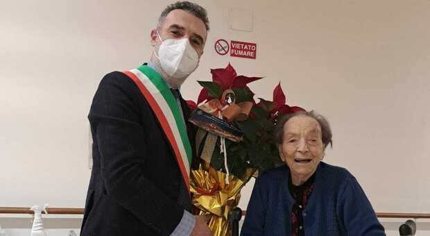 Loro Piceno, più forte di terremoto e Covid Maria Mochi festeggia i 110 anni e scherza con il sindaco Paoloni