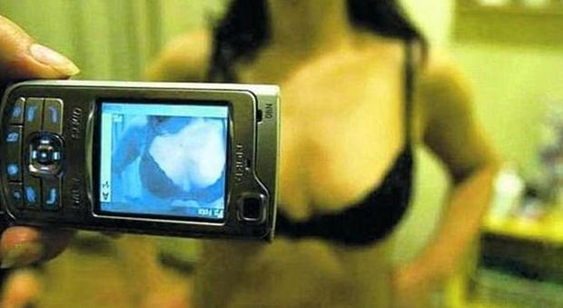 "Metto sul web le tue foto nuda": baby cyberbullo a 15 anni con l'ex fidanzatina