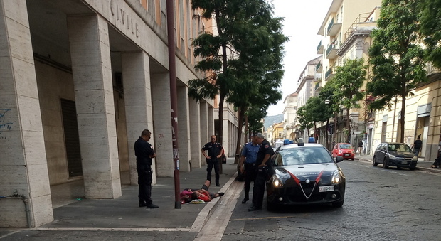 Atti osceni in pubblico tra clochard: intervengono i carabinieri