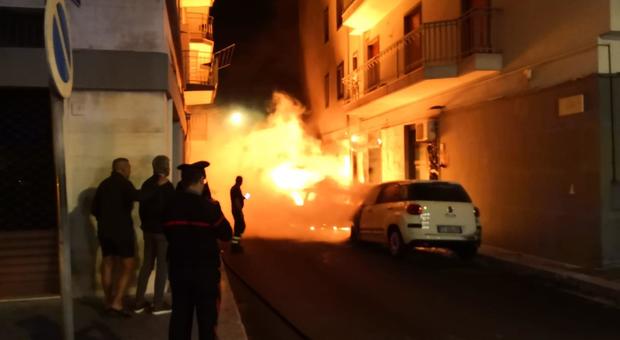 Notte di fuoco a Fasano: quattro auto incendiate