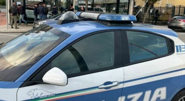 Paura a San Benedetto, giovane minaccia i passanti con un machete: aggredisce anche un agente, arrestato