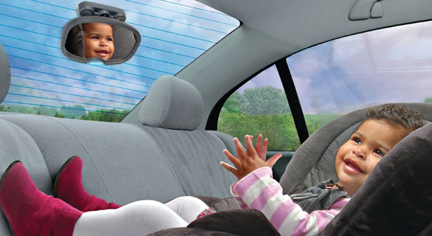 Bebè in auto, arriva lo specchietto di sorveglianza per tenerli
