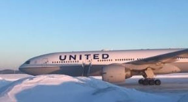 United Airlines, aereo 20 ore in pista con -30 gradi e il portellone aperto: passeggeri "congelati"