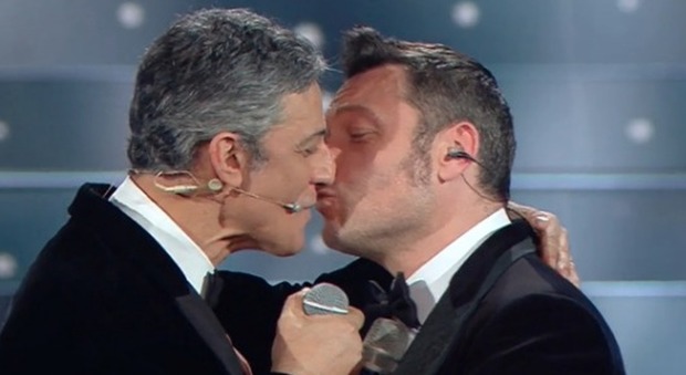 Sanremo 2020, Fiorello duetta con Tiziano Ferro e poi scatta il bacio in bocca. «Adesso devo divorziare»