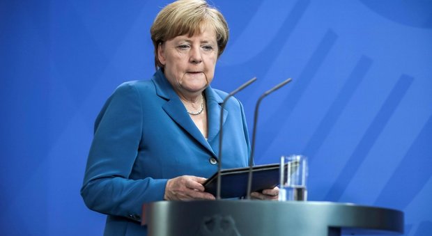 Germania, la Merkel finisce sotto accusa: «Che errore invitare i profughi»