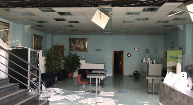 Esplosione nel commissariato di Castellammare, l'ipotesi: bombe carta sequestrate ai clan e «dimenticate» in una stanza